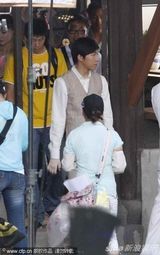 组图：俞灏明现身《爱在春天》片场 频捂脸似遮伤疤