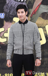 组图：韩星李青儿新剧发布会嫩黄深V长裙秀胸器