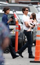 幻灯图集：克鲁斯赶拍新片 老婆带女儿温馨探班