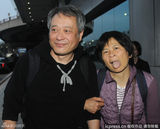 组图：李安携妻返台陪母过节 林惠嘉见媒体吐舌