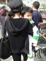 组图：张柏芝带Lucas迪斯尼游玩 小儿子撒娇