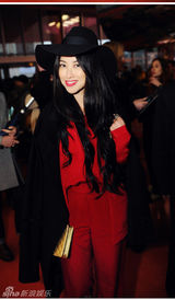 组图：朱珠巴黎大秀中国红 复古造型典雅迷人