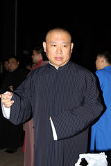 幻灯图：郭德纲携弟子献封箱作 快人快语引爆笑 