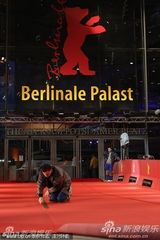 高清组图：柏林电影宫外忙碌不停 工作人员紧张布置
