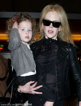 组图：基德曼黑色皮衣亮相 怀中小女儿萌样可爱