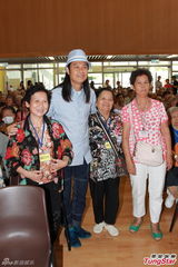 组图：蔡一智飞机上度中秋 工作之余陪家人