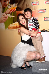 幻灯图： 白歆惠短裙秀美腿 活动现场烹制爱心蛋糕