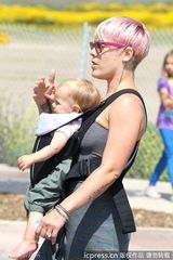 组图：Pink粉发兜宝贝 爱子被狗仔吓哭辣妈忙挡脸