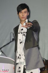 组图：严爵开唱破球而出 频频忘词尴尬呐喊