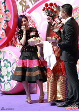 组图：杨千嬅亮相贺岁活动 桃花服饰优雅喜庆