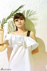 组图：刘惜君登杂志封面 淡淡微笑展露清新气质