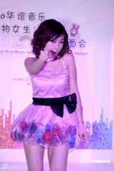 幻灯图：华谊签下“萝莉控”何曼婷 与S.H.E捞金 