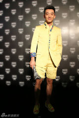 组图：郑恺出席时尚派对 鹅黄花朵装显阳光