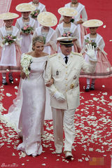 组图：摩纳哥王储大婚 王妃珍珠婚纱典雅华贵赛凯特