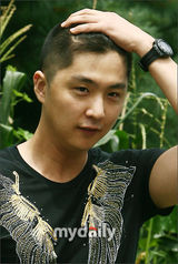 幻灯图：韩国演员申东旭入伍现场 开始军营生活