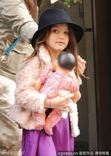 组图：苏瑞戴小礼帽亮相 紫色连衣裙搭同色皮鞋