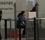 组图：倪妮机场素颜如路人 遭遇脱鞋检查无奈配合