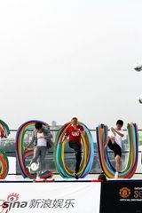 幻灯图集：Rain和曼联选手参加青少年慈善足球活动