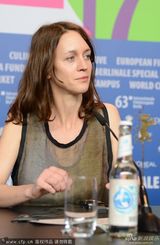 组图：《嫌犯莱拉》发布 导演皮亚中性装亮相