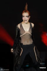 组图：容祖儿广州个唱频换战衣 百变造型回馈歌迷