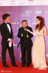 幻灯：香港金像奖颁奖红毯 曾志伟红毯受访