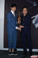 组图：林俊杰发布新专辑 秀棒球阳光帅气