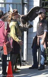 组图：约翰尼-德普穿印第安服装参加亲子活动