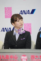 AKB48姐妹团旋风袭港 甜笑击掌粉丝乐翻天