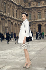 组图：吴佩慈透视绿裙亮相巴黎时装周收官秀