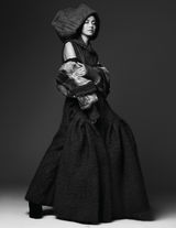 组图：姚晨金纱遮面登《VISION》华丽神秘