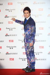 组图：蒋劲夫亮相街拍盛典红毯 夜景西服另类