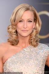 组图：拉拉-斯班瑟斜肩亮圈裙闪耀红毯