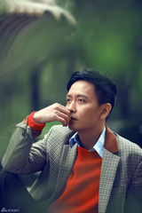 组图：谢君豪撞色写真漫草扶伞显从容