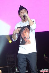 组图：陈冠希上海火热开唱 衣着随意嘻哈范儿