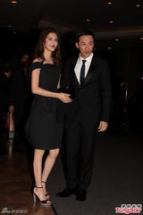 组图：吴千语与林峰合体现身秀钻戒 下车险走光