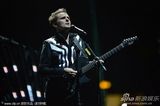 组图：Muse乐队登台 主唱马特-贝拉米亢奋高歌