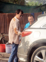 组图：黄渤带妻女马场游玩 2岁爱女曝光