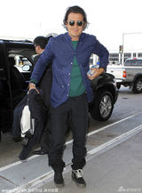 组图：奥兰多随性装扮现身机场 双脚穿不同鞋