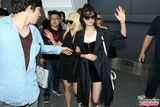 组图：少女时代领衔韩流袭台 粉丝挤爆机场
