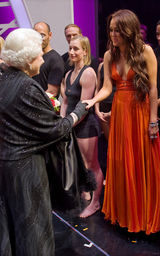 幻灯：Lady GaGa雷装出席皇家晚会 英女王忍俊不禁