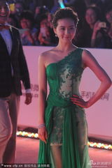 组图：刘诗诗裸肩绿裙亮相白玉兰红毯 青春活泼