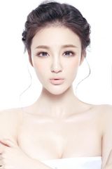 组图：刘雨欣春季清新妆容大片面容精致