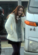 组图：姚笛任重路边拍戏对剧本 姚笛换百万豪车