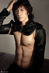 组图：张伦硕诱惑系写真半裸大秀八块腹肌