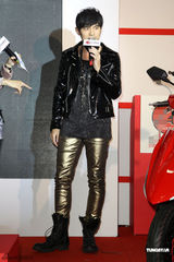 组图：周杰伦否认追唐贝欣 称与狗仔是“七年之痒”