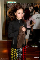 高清图：容祖儿为演唱会彩排 地狱式拉筋刻苦训练