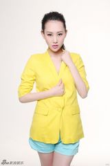 组图：李昕岳大展东方美  初春撞色秀雪肌