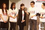 幻灯图：香港演艺界赈灾 赵雅芝等演唱为灾区祝福