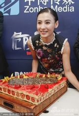 组图：张柏芝艳丽亮相戛纳庆32岁生日