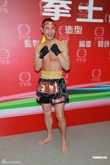 组图：《拳王》记者会 郑嘉颖黄浩然裸上身秀肌肉